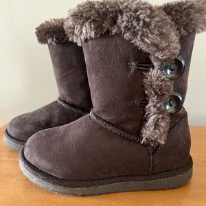 Girls Dark Brown suede boots with fur. EUC. Size 9. Knock-off Uggs.